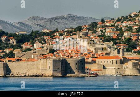 5. Oktober 2004 - Dubrovnik-Neretva County, Kroatien - die historische Altstadt von Dubrovnik, umgeben mit massiven mittelalterlichen Steinmauern. An der Adria im Süden Kroatiens ist es ein UNESCO-Weltkulturerbe und ein Top-Reiseziel. Bildnachweis: Arnold Drapkin/ZUMA Draht/Alamy Live-Nachrichten Stockfoto