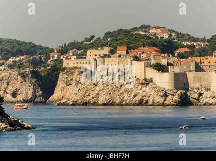 5. Oktober 2004 - Dubrovnik-Neretva County, Kroatien - die historische Altstadt von Dubrovnik, umgeben mit massiven mittelalterlichen Steinmauern. An der Adria im Süden Kroatiens ist es ein UNESCO-Weltkulturerbe und ein Top-Reiseziel. Bildnachweis: Arnold Drapkin/ZUMA Draht/Alamy Live-Nachrichten Stockfoto