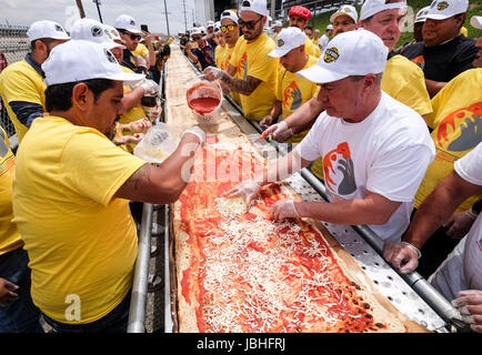 Los Angeles, Italien. 18. Mai 2016. Freiwillige Arbeit auf einer Pizza, da sie den Guinness World Records-Titel für die längste Pizza mit einer Länge von 1,32 Meilen (2,13 km) in Fontana, die United Staes, 10. Juni 2017 brachen. Die letzte längste Pizza Metern und war 1.853,88 und wurde durch Napoli Pizza Village, in Neapel, Italien, 18. Mai 2016 erreicht. Bildnachweis: Zhao Hanrong/Xinhua/Alamy Live-Nachrichten Stockfoto