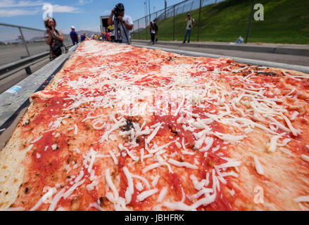 Los Angeles, Italien. 18. Mai 2016. Freiwillige Arbeit auf einer Pizza, da sie den Guinness World Records-Titel für die längste Pizza mit einer Länge von 1,32 Meilen (2,13 km) in Fontana, die United Staes, 10. Juni 2017 brachen. Die letzte längste Pizza Metern und war 1.853,88 und wurde durch Napoli Pizza Village, in Neapel, Italien, 18. Mai 2016 erreicht. Bildnachweis: Zhao Hanrong/Xinhua/Alamy Live-Nachrichten Stockfoto