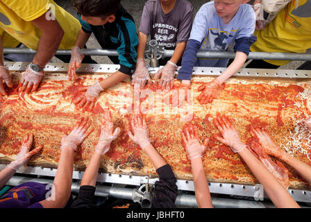 Los Angeles, Italien. 18. Mai 2016. Freiwillige Arbeit auf einer Pizza, da sie den Guinness World Records-Titel für die längste Pizza mit einer Länge von 1,32 Meilen (2,13 km) in Fontana, die United Staes, 10. Juni 2017 brachen. Die letzte längste Pizza Metern und war 1.853,88 und wurde durch Napoli Pizza Village, in Neapel, Italien, 18. Mai 2016 erreicht. Bildnachweis: Zhao Hanrong/Xinhua/Alamy Live-Nachrichten Stockfoto