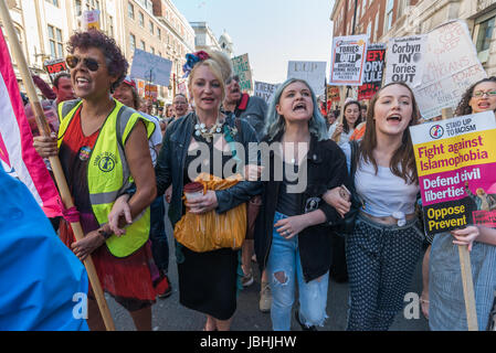 10. Juni 2017 - London, UK - die Menge, die gekommen waren, um Downing St, Multikulturalismus und Anti-Faschismus zu feiern und aufzufordern, Theresa Mai nicht zu jeder Pakt mit der DUP mit ihren engen Verbindungen zu paramilitärischen Terroristen und Missachtung der Menschenrechte entscheiden, gehen auf einen Marsch, und nach oben in Richtung Trafalgar Square, Whitehall Parolen schreien. Auf den ersten Polizei versucht, sie auf dem Bürgersteig zu halten, aber bald aufgegeben. Peter Marshall ImagesLive (Kredit-Bild: © Peter Marshall/ImagesLive über ZUMA Draht) Stockfoto