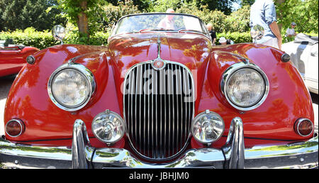 Karlsruhe, Deutschland. 11. Juni 2017. Ein Jaguar XK 150 SE OTS aus dem Jahr 1958 auf der Oldtimer-Show "Tribut an Carl Benz" vor dem Schloss in Karlsruhe, Deutschland, 11. Juni 2017 präsentiert. Nach Angaben der Veranstalter werden mehr als 400 Fahrzeuge, mehr als 20 Millionen Euro. Foto: Uli Deck/Dpa/Alamy Live News Stockfoto