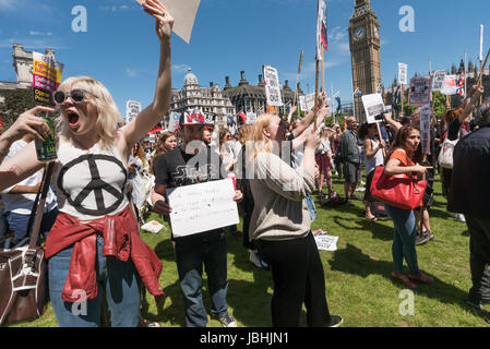 10. Juni 2017 - London, UK - London, UK. 10. Juni 2017. Menschen schreien gegen Theresa May und die DUP bei der Rallye in Parliament Square feiert die bemerkenswerte Leistung aller Widrigkeiten durch Arbeit unter der Leitung von Jeremy Corbyn bei den allgemeinen Wahlen gemacht. Sie fordern Unterstützung für ihn innerhalb und außerhalb der Labour Party und der Kampf für Labour Werte weiterhin und für alle Labour-Abgeordnete hinter ein Führer zu erhalten, die gezeigt hat, dass er die Arbeit Abstimmung wachsen kann. Redner forderte Theresa May zu gehen, und erklärten Ekel vor ihr macht einen Pakt mit der rechtsextremen DUP mit Bigotterie und enge Netzwerkeinstellungen Stockfoto