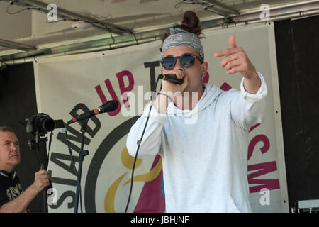 10. Juni 2017 - London, UK - London, UK. 10. Juni 2017. Ein Sänger führt bei der Rallye in Parliament Square mit Vorträgen, Musik und Tanz feiert die bemerkenswerte Leistung aller Widrigkeiten durch Arbeit unter der Leitung von Jeremy Corbyn bei den allgemeinen Wahlen gemacht. Sie fordern Unterstützung für ihn innerhalb und außerhalb der Labour Party und der Kampf für Labour Werte weiterhin und für alle Labour-Abgeordnete hinter ein Führer zu erhalten, die gezeigt hat, dass er die Arbeit Abstimmung wachsen kann. Redner forderte Theresa May zu gehen, und erklärten Ekel vor ihr macht einen Pakt mit der rechtsextremen DUP mit Bigotterie und enge con Stockfoto