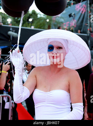 (170611)--Wien, 11. Juni 2017 (Xinhua)--A Teilnehmer in phantasievollen Kostümen posiert für Fotos bei der feierlichen Eröffnung des Life Ball vor dem Rathaus in Wien, Österreich, 10. Juni 2017. (Xinhua/Pan Xu) (Gl) Stockfoto