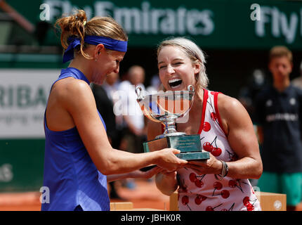 (170611)--PARIS, 11. Juni 2017 (Xinhua)--Lucie Safarova (L) der Tschechischen Republik und Bethanie Mattek-Sands der Vereinigten Staaten halten ihre Sieger-Trophäe nach der Frauen Doppel-Finale mit Ashleigh Barty/Casey Dellacqua Australiens an den French Open Tennisturnier 2017 in Roland Garros in Paris, Frankreich am 11. Juni 2017. (Xinhua/Han Yan) Stockfoto