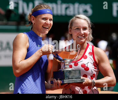 (170611)--PARIS, 11. Juni 2017 (Xinhua)--Lucie Safarova (L) der Tschechischen Republik und Bethanie Mattek-Sands der Vereinigten Staaten halten ihre Sieger-Trophäe nach der Frauen Doppel-Finale mit Ashleigh Barty/Casey Dellacqua Australiens an den French Open Tennisturnier 2017 in Roland Garros in Paris, Frankreich am 11. Juni 2017. (Xinhua/Han Yan) Stockfoto