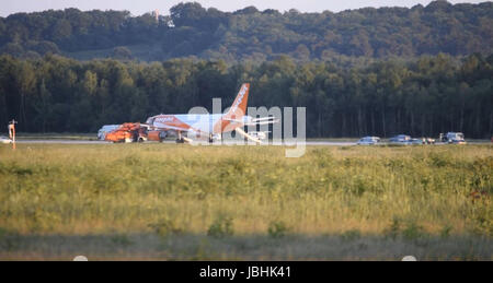 Ein Video zeigt noch die Easyjet Flugzeug mit seinen Notfall Rutschen auf der Landebahn des Flughafens Köln/Bonn in Köln, 10. Juni 2017. Die Ursache für die Szene war eine verdächtige Situation an Bord. Der Pilot des Flugzeugs entschieden auf einer außerplanmäßigen Landung. Foto: Thomas Kraus/dpa Stockfoto