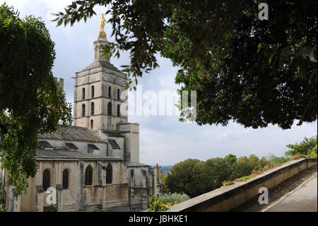 Avignon, Frankreich. 1. Oktober 2016. Die Kathedrale von Avignon, oder "Cathédrale Notre-Dame des Doms D· Avignon ", fotografiert in Avignon, Frankreich, 1. Oktober 2016. Die Kirche ist die römisch-katholische Kathedrale des Erzbistums Avignon in Südfrankreich und Sitz des Erzbischofs von Avignon. -KEIN Draht-SERVICE - Foto: Tim Brakemeier/Dpa-Zentralbild/Dpa/Alamy Live News Stockfoto