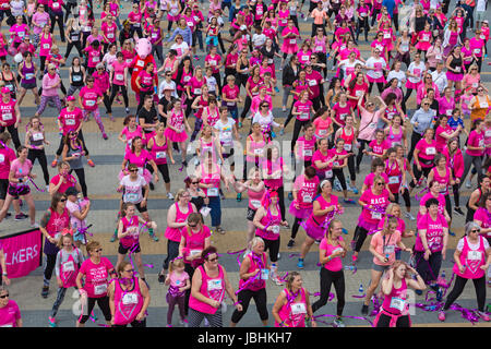 Bournemouth, UK. 11. Juni 2017. Hunderte von Frauen in rosa gekleidet beteiligen sich 10k oder 5 k Rennen für Leben Rennen an Bournemouth Strandpromenade, wichtige Mittel für Cancer Research UK zu erhöhen. Bildnachweis: Carolyn Jenkins/Alamy Live-Nachrichten Stockfoto