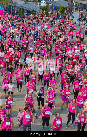 Bournemouth, UK. 11. Juni 2017. Hunderte von Frauen in rosa gekleidet beteiligen sich 10k oder 5 k Rennen für Leben Rennen an Bournemouth Strandpromenade, wichtige Mittel für Cancer Research UK zu erhöhen. Bildnachweis: Carolyn Jenkins/Alamy Live-Nachrichten Stockfoto