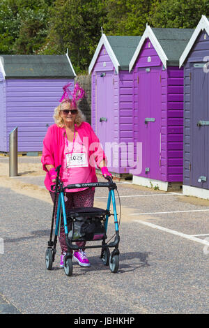 Bournemouth, UK. 11. Juni 2017. Hunderte von Frauen in rosa gekleidet beteiligen sich 10k oder 5 k Rennen für Leben Rennen an Bournemouth Strandpromenade, wichtige Mittel für Cancer Research UK zu erhöhen. Bildnachweis: Carolyn Jenkins/Alamy Live-Nachrichten Stockfoto