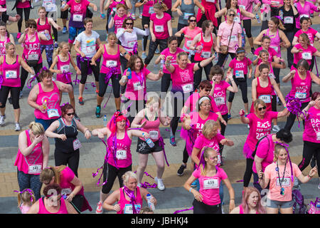 Bournemouth, UK. 11. Juni 2017. Hunderte von Frauen in rosa gekleidet beteiligen sich 10k oder 5 k Rennen für Leben Rennen an Bournemouth Strandpromenade, wichtige Mittel für Cancer Research UK zu erhöhen. Bildnachweis: Carolyn Jenkins/Alamy Live-Nachrichten Stockfoto