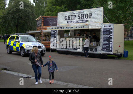 Glasgow, Schottland. 11. Juni. Die beiden Elemente der in diesem Jahre britische Sommer waren anwesend, als Regen auf die West End Festival Big Sunday im Kelvingrove Park strömte. Besucher wurden stark durch die Polizei und private Sicherheitsdienste überwacht. Bewaffnete Polizei patrouilliert Parks im Fahrzeuginneren während Taschen durch private Sicherheitspersonal an den Eingängen durchsucht wurden.  Polizisten patrouillierten Veranstaltungsort zu Fuß oder Fahrrad.  Kredit Gerard Fähre/Alamy Live-Nachrichten Stockfoto