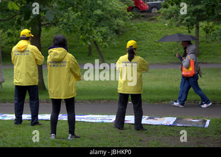 Glasgow, Schottland. 11. Juni. Die beiden Elemente der in diesem Jahre britische Sommer waren anwesend, als Regen auf die West End Festival Big Sunday im Kelvingrove Park strömte. Besucher wurden stark durch die Polizei und private Sicherheitsdienste überwacht. Bewaffnete Polizei patrouilliert Parks im Fahrzeuginneren während Taschen durch private Sicherheitspersonal an den Eingängen durchsucht wurden.  Polizisten patrouillierten Veranstaltungsort zu Fuß oder Fahrrad.  Kredit Gerard Fähre/Alamy Live-Nachrichten Stockfoto