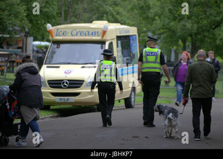 Glasgow, Schottland. 11. Juni. Die beiden Elemente der in diesem Jahre britische Sommer waren anwesend, als Regen auf die West End Festival Big Sunday im Kelvingrove Park strömte. Besucher wurden stark durch die Polizei und private Sicherheitsdienste überwacht. Bewaffnete Polizei patrouilliert Parks im Fahrzeuginneren während Taschen durch private Sicherheitspersonal an den Eingängen durchsucht wurden.  Polizisten patrouillierten Veranstaltungsort zu Fuß oder Fahrrad.  Kredit Gerard Fähre/Alamy Live-Nachrichten Stockfoto