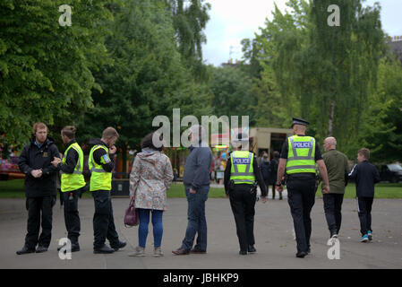 Glasgow, Schottland. 11. Juni. Die beiden Elemente der in diesem Jahre britische Sommer waren anwesend, als Regen auf die West End Festival Big Sunday im Kelvingrove Park strömte. Besucher wurden stark durch die Polizei und private Sicherheitsdienste überwacht. Bewaffnete Polizei patrouilliert Parks im Fahrzeuginneren während Taschen durch private Sicherheitspersonal an den Eingängen durchsucht wurden.  Polizisten patrouillierten Veranstaltungsort zu Fuß oder Fahrrad.  Kredit Gerard Fähre/Alamy Live-Nachrichten Stockfoto
