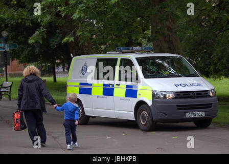 Glasgow, Schottland. 11. Juni. Die beiden Elemente der in diesem Jahre britische Sommer waren anwesend, als Regen auf die West End Festival Big Sunday im Kelvingrove Park strömte. Besucher wurden stark durch die Polizei und private Sicherheitsdienste überwacht. Bewaffnete Polizei patrouilliert Parks im Fahrzeuginneren während Taschen durch private Sicherheitspersonal an den Eingängen durchsucht wurden.  Polizisten patrouillierten Veranstaltungsort zu Fuß oder Fahrrad.  Kredit Gerard Fähre/Alamy Live-Nachrichten Stockfoto