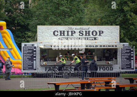 Glasgow, Schottland. 11. Juni. Die beiden Elemente der in diesem Jahre britische Sommer waren anwesend, als Regen auf die West End Festival Big Sunday im Kelvingrove Park strömte. Besucher wurden stark durch die Polizei und private Sicherheitsdienste überwacht. Bewaffnete Polizei patrouilliert Parks im Fahrzeuginneren während Taschen durch private Sicherheitspersonal an den Eingängen durchsucht wurden.  Polizisten patrouillierten Veranstaltungsort zu Fuß oder Fahrrad.  Kredit Gerard Fähre/Alamy Live-Nachrichten Stockfoto