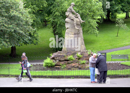 Glasgow, Schottland. 11. Juni. Die beiden Elemente der in diesem Jahre britische Sommer waren anwesend, als Regen auf die West End Festival Big Sunday im Kelvingrove Park strömte. Besucher wurden stark durch die Polizei und private Sicherheitsdienste überwacht. Bewaffnete Polizei patrouilliert Parks im Fahrzeuginneren während Taschen durch private Sicherheitspersonal an den Eingängen durchsucht wurden.  Polizisten patrouillierten Veranstaltungsort zu Fuß oder Fahrrad.  Kredit Gerard Fähre/Alamy Live-Nachrichten Stockfoto