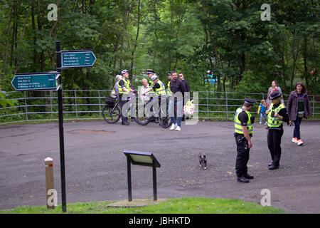 Glasgow, Schottland. 11. Juni. Die beiden Elemente der in diesem Jahre britische Sommer waren anwesend, als Regen auf die West End Festival Big Sunday im Kelvingrove Park strömte. Besucher wurden stark durch die Polizei und private Sicherheitsdienste überwacht. Bewaffnete Polizei patrouilliert Parks im Fahrzeuginneren während Taschen durch private Sicherheitspersonal an den Eingängen durchsucht wurden.  Polizisten patrouillierten Veranstaltungsort zu Fuß oder Fahrrad.  Kredit Gerard Fähre/Alamy Live-Nachrichten Stockfoto