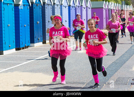 Bournemouth, UK. 11. Juni 2017. Hunderte von Frauen in rosa gekleidet beteiligen sich 10k oder 5 k Rennen für Leben Rennen an Bournemouth Strandpromenade, wichtige Mittel für Cancer Research UK zu erhöhen. Bildnachweis: Carolyn Jenkins/Alamy Live-Nachrichten Stockfoto