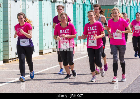 Bournemouth, UK. 11. Juni 2017. Hunderte von Frauen in rosa gekleidet beteiligen sich 10k oder 5 k Rennen für Leben Rennen an Bournemouth Strandpromenade, wichtige Mittel für Cancer Research UK zu erhöhen. Bildnachweis: Carolyn Jenkins/Alamy Live-Nachrichten Stockfoto