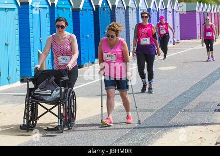 Bournemouth, UK. 11. Juni 2017. Hunderte von Frauen in rosa gekleidet beteiligen sich 10k oder 5 k Rennen für Leben Rennen an Bournemouth Strandpromenade, wichtige Mittel für Cancer Research UK zu erhöhen. Bildnachweis: Carolyn Jenkins/Alamy Live-Nachrichten Stockfoto