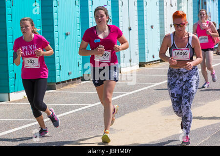 Bournemouth, UK. 11. Juni 2017. Hunderte von Frauen in rosa gekleidet beteiligen sich 10k oder 5 k Rennen für Leben Rennen an Bournemouth Strandpromenade, wichtige Mittel für Cancer Research UK zu erhöhen. Bildnachweis: Carolyn Jenkins/Alamy Live-Nachrichten Stockfoto