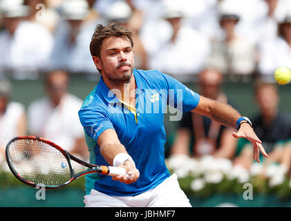 (170611)--PARIS, 11. Juni 2017 (Xinhua)--Stan Wawrinka der Schweiz während der Herren Einzel Finale mit Rafael Nadal aus Spanien beim French Open Tennisturnier 2017 in Roland Garros in Paris, Frankreich am 11. Juni 2017 konkurriert. (Xinhua/Han Yan) Stockfoto