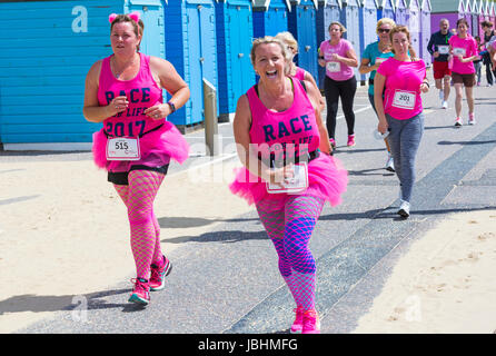 Bournemouth, UK. 11. Juni 2017. Hunderte von Frauen in rosa gekleidet beteiligen sich 10k oder 5 k Rennen für Leben Rennen an Bournemouth Strandpromenade, wichtige Mittel für Cancer Research UK zu erhöhen. Bildnachweis: Carolyn Jenkins/Alamy Live-Nachrichten Stockfoto