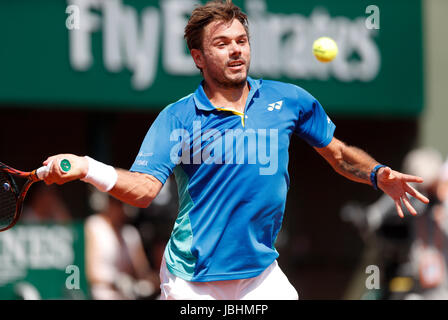 (170611)--PARIS, 11. Juni 2017 (Xinhua)--Stan Wawrinka der Schweiz während der Herren Einzel Finale mit Rafael Nadal aus Spanien beim French Open Tennisturnier 2017 in Roland Garros in Paris, Frankreich am 11. Juni 2017 konkurriert. (Xinhua/Han Yan) Stockfoto