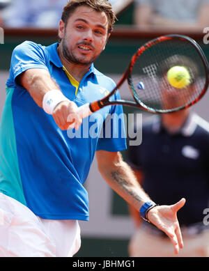 (170611)--PARIS, 11. Juni 2017 (Xinhua)--Stan Wawrinka der Schweiz während der Herren Einzel Finale mit Rafael Nadal aus Spanien beim French Open Tennisturnier 2017 in Roland Garros in Paris, Frankreich am 11. Juni 2017 konkurriert. (Xinhua/Han Yan) Stockfoto