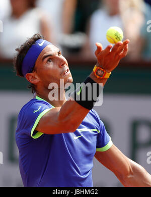 (170611)--PARIS, 11. Juni 2017 (Xinhua)--Rafael Nadal aus Spanien während der Herren Einzel Finale mit Stan Wawrinka der Schweiz beim French Open Tennisturnier 2017 in Roland Garros in Paris, Frankreich am 11. Juni 2017 konkurriert. (Xinhua/Han Yan) Stockfoto