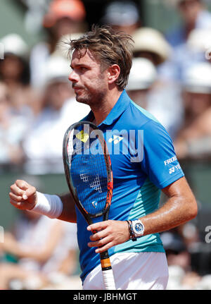 (170611)--PARIS, 11. Juni 2017 (Xinhua)--Stan Wawrinka der Schweiz reagiert während der Herren Einzel Finale mit Rafael Nadal aus Spanien beim French Open Tennisturnier 2017 in Roland Garros in Paris, Frankreich am 11. Juni 2017. (Xinhua/Han Yan) Stockfoto