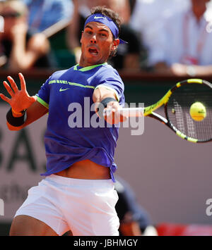 (170611)--PARIS, 11. Juni 2017 (Xinhua)--Rafael Nadal aus Spanien während der Herren Einzel Finale mit Stan Wawrinka der Schweiz beim French Open Tennisturnier 2017 in Roland Garros in Paris, Frankreich am 11. Juni 2017 konkurriert. (Xinhua/Han Yan) Stockfoto