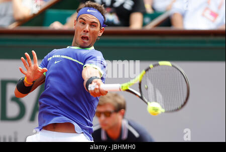 (170611)--PARIS, 11. Juni 2017 (Xinhua)--Rafael Nadal aus Spanien während der Herren Einzel Finale mit Stan Wawrinka der Schweiz beim French Open Tennisturnier 2017 in Roland Garros in Paris, Frankreich am 11. Juni 2017 konkurriert. (Xinhua/Han Yan) Stockfoto