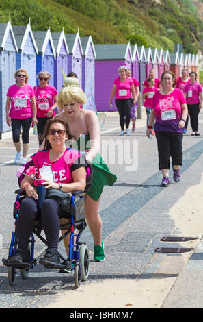 Bournemouth, UK. 11. Juni 2017. Hunderte von Frauen in rosa gekleidet beteiligen sich 10k oder 5 k Rennen für Leben Rennen an Bournemouth Strandpromenade, wichtige Mittel für Cancer Research UK zu erhöhen. Bildnachweis: Carolyn Jenkins/Alamy Live-Nachrichten Stockfoto