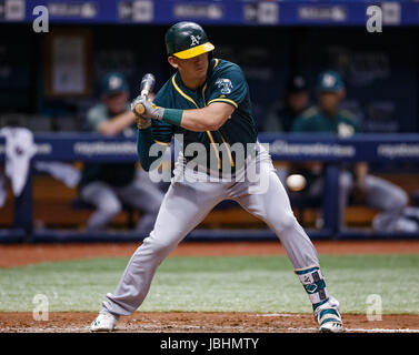 10. Juni 2017 - Streiks Oakland Athletics Ryon Healy (25) auf der Suche im 5. Inning in das 1. Spiel von einer Doppelveranstaltung zwischen die Leichtathletik und die Sonnenstrahlen im Tropicana Field, St. Petersburg, Florida, USA. Del Mecum/CSM Stockfoto