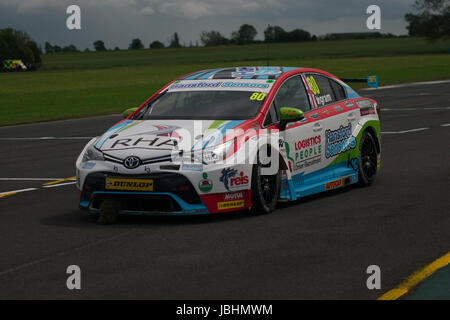 Croft Circuit, England, 11. Juni 2017. Tom Ingram kehrt zurück an die Box mit einem beschädigten vorderen Wheeel früh im Rennen 14 der British Touring Car Championship in Croft Circuit, Credit: Colin Edwards/Alamy Live News. Stockfoto