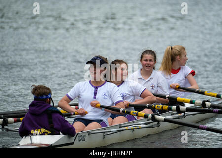 Durham, Großbritannien. 11. Juni 2017. Durham Chorknabe Schule Ruderclub machen ihren Weg zurück an die Startlinie in bester Stimmung, dass leicht geschlagen Durham Amateur Rowing Club in ihrem ersten Rennen des Tages Credit: Tim Withnall/Alamy Live News Stockfoto