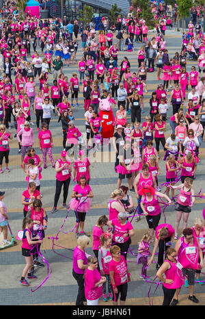 Bournemouth, UK. 11. Juni 2017. Hunderte von Frauen in rosa gekleidet beteiligen sich 10k oder 5 k Rennen für Leben Rennen an Bournemouth Strandpromenade, wichtige Mittel für Cancer Research UK zu erhöhen. Bildnachweis: Carolyn Jenkins/Alamy Live-Nachrichten Stockfoto