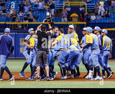 10. Juni 2017 - feiert Tampa Bay Rays Evan Longoria (3) mit Teamkollegen nach der Fahrt in die Siegesserie im 10. Inning in das 1. Spiel von einer Doppelveranstaltung zwischen die Leichtathletik und die Sonnenstrahlen im Tropicana Field, St. Petersburg, Florida, USA. Del Mecum/CSM Stockfoto