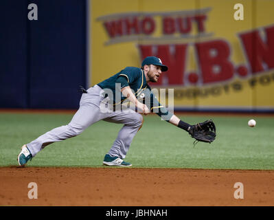 10. Juni 2017 - kann nicht Oakland Athletics Jed Lowrie (8) Feld Tampa Bay Rays Peter Bourjos (18)-Single in der 10. Innng im 1. Spiel eine Doppelveranstaltung zwischen die Leichtathletik und die Sonnenstrahlen im Tropicana Field, St. Petersburg, Florida, USA. Del Mecum/CSM Stockfoto