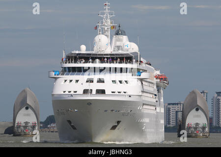 Greenwich, London, Vereinigtes Königreich. 11. Juni 2017. Silver Wind an der Thames Barrier. In einem seltenen geschehen zwei Silversea Schwester Kreuzfahrtschiffe, die Silver Wind und Silver Cloud jeweils auf der Themse in London bestanden haben. Silver Cloud war die Hauptstadt heute Abfahrt nach eine 2-tägigen Besuch ebenso wie Silver Wind war angekommen. Rob Powell/Alamy Live-Nachrichten Stockfoto