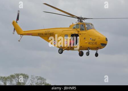 RAF Cosford, Shropshire, UK. 11. Juni 2017. Ein Ex-RAF-Sikorsky-Rettungshubschrauber demonstriert eine Rettungsaktion Credit: Uwe Deffner/Alamy Live News Stockfoto