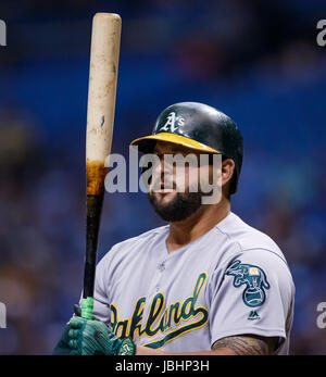 10. Juni 2017 - Oakland Athletics Yonder Alonso (17) im 2. Spiel eine Doppelveranstaltung zwischen die Leichtathletik und die Sonnenstrahlen im Tropicana Field, St. Petersburg, Florida, USA. Del Mecum/CSM Stockfoto