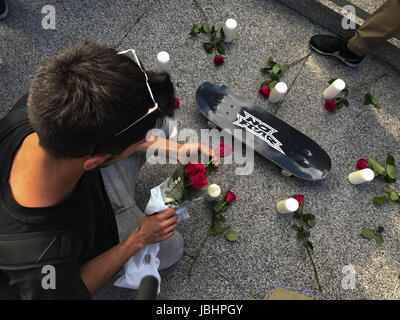 Spanische Menschen versammelten sich am Trafalgar Square, 39-j hrige Ignacio Echeverria gedenken, die in den Terroranschlag von London Bridge starb. Stockfoto