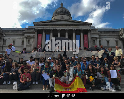 Spanische Menschen versammelten sich am Trafalgar Square, 39-j hrige Ignacio Echeverria gedenken, die in den Terroranschlag von London Bridge starb. Stockfoto